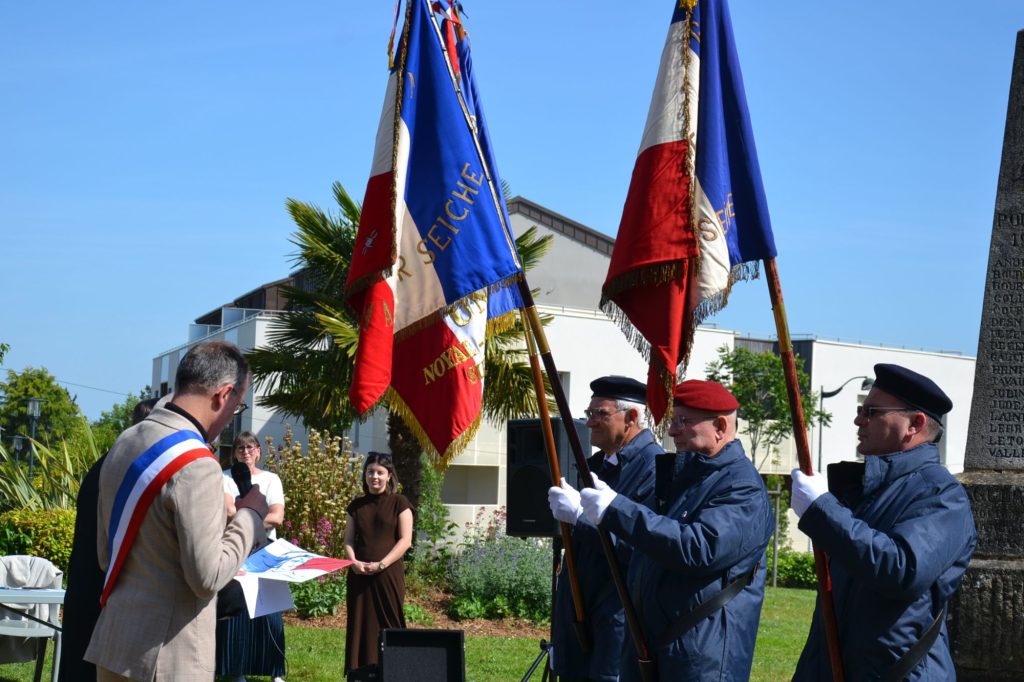 Le maire s'apprêtant à remettre l'un des diplômes de porte-drapeaux
