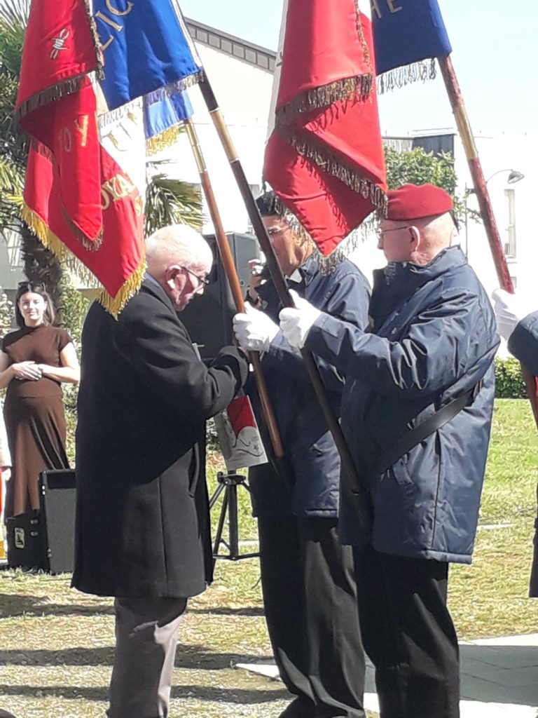 Pierre GARNIER remettant l'un des insignes de porte-drapeaux-