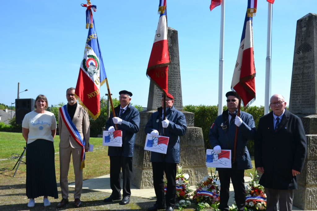 les trois porte-drapeaux mis à l'honneur entourés de Pierre GARNIER, Sébastien GUERET et de l'adjointe déléguée au devoir de mémoire Agnès BLANCHARD