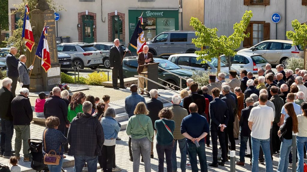 Saint-Gilles le public rassemblé devant le monument aux morts
