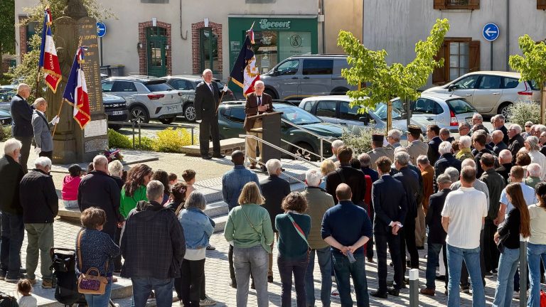Saint-Gilles le public rassemblé devant le monument aux morts