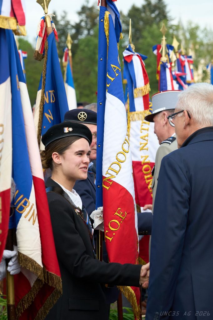 Une jeune porte-drapeau à l'AGD 2026